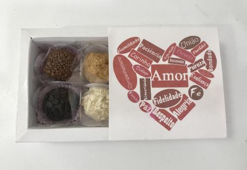 Caixa personalizada de brigadeiros